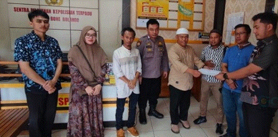 Bawaslu Bone Bolango saat menyerahkan berkas dugaan tindak pidana Pemilu ke penyidik Polres Bone Bolango. (F:ist).