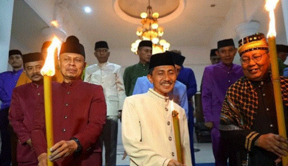 Bupati Gorontalo Nelson Pomalingo didampingi Sekda  pada Festival Green Tumbilotohe di Kabupaten Gorontalo (F:Kmfo).