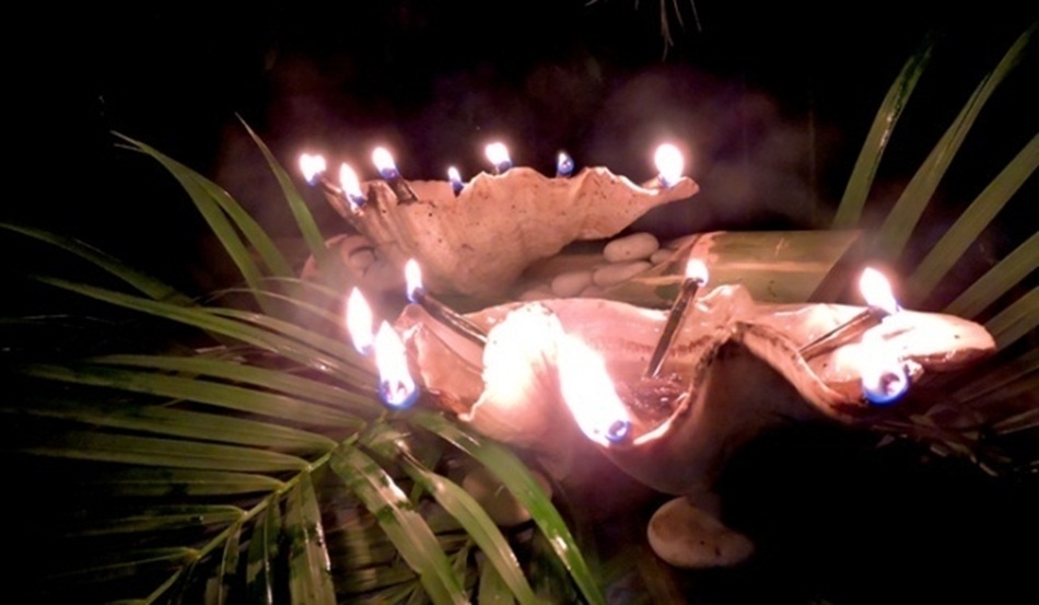 lampu yang terbuat dari damar, terbungkus dengan daun woka, dan biasanya disebut tohetutu atau lampu asli (F:istimewa)