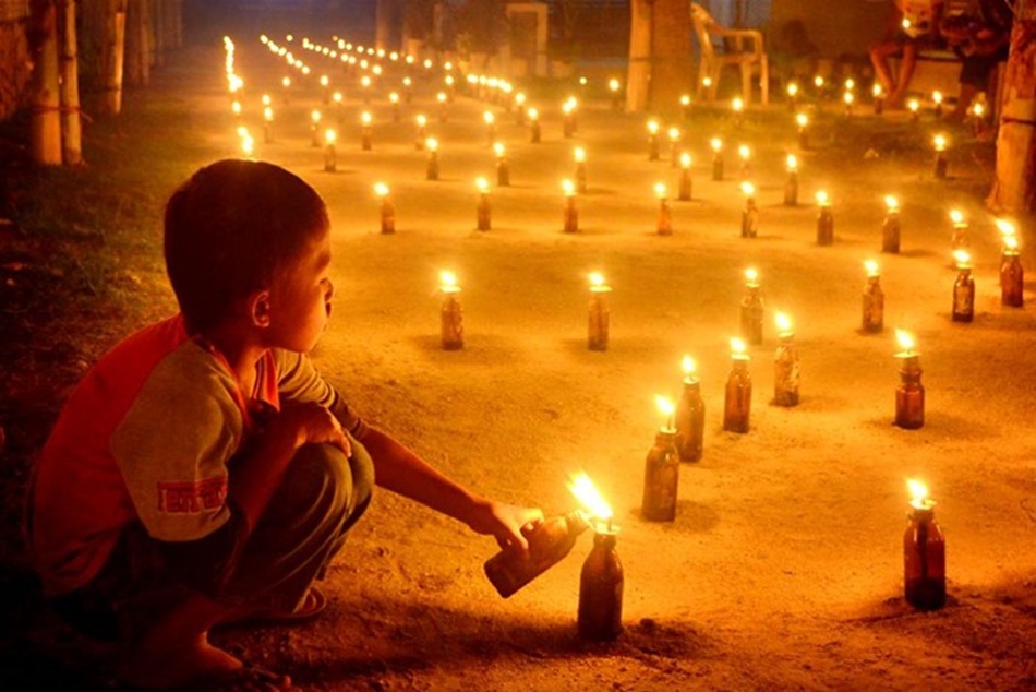lampu tradisional berbahan bakar minyak kelapa yang lebih ramah lingkungan dan anti polutan. (F:istimewa)