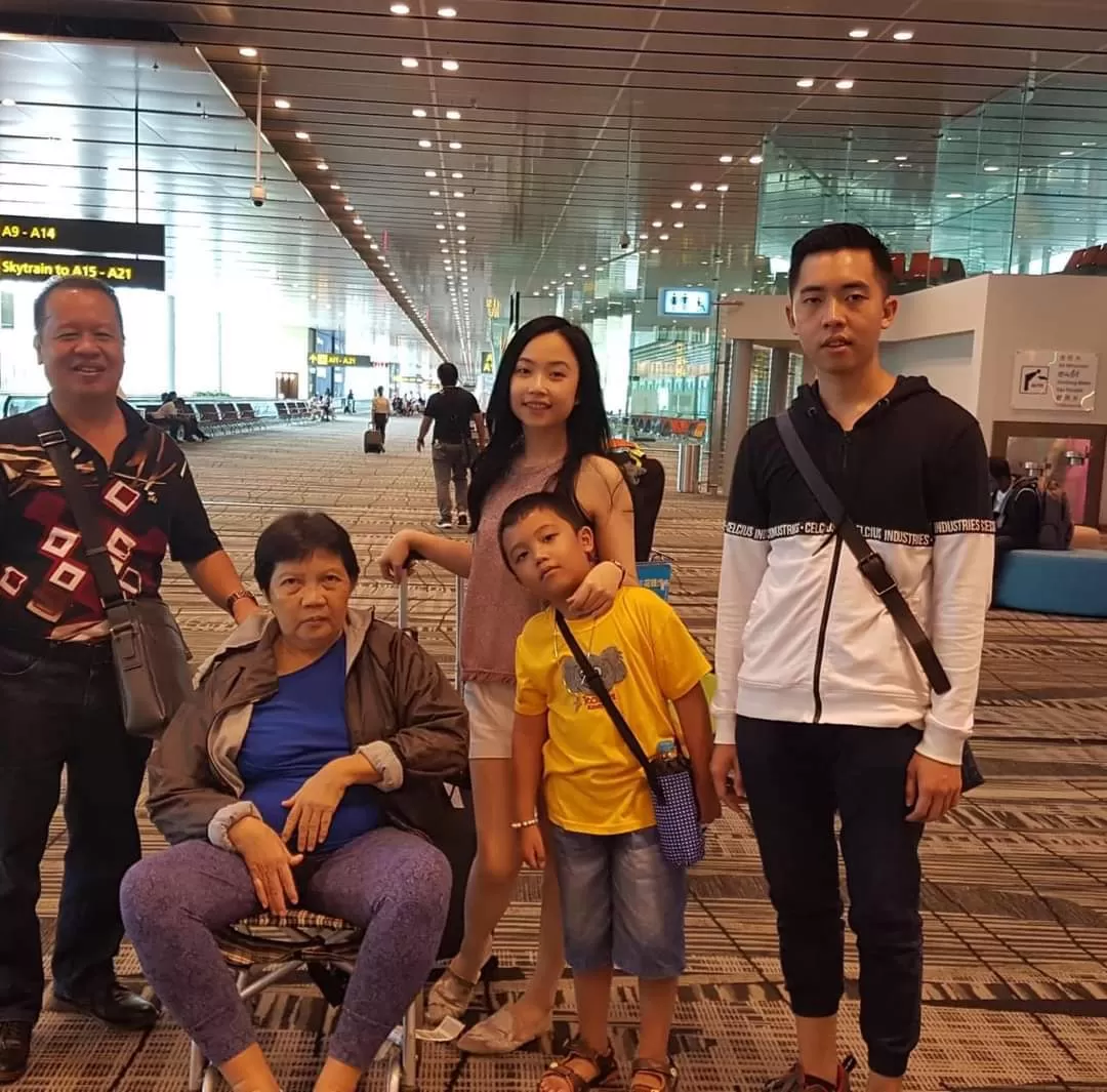 Almarhum dr Imelda Gunawan bersama keluarga semasa hidup.