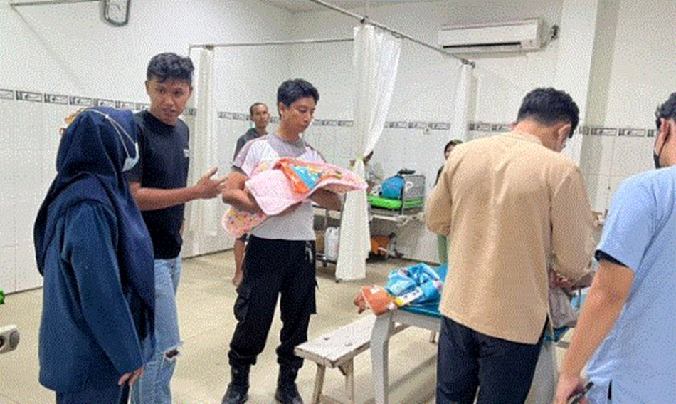 Penemuan bayi berjenis kelamin laki laki yang diletakkan di teras rumah warga saat dibawa ke  Puskesmas (F:istimewa)