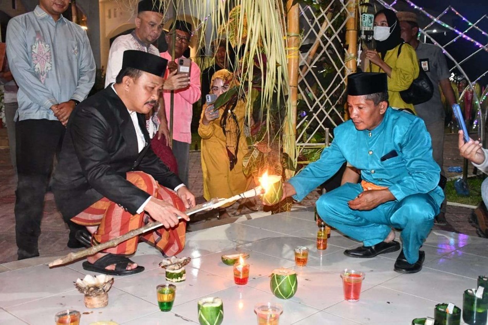 Penjabat Bupati Boalemo Dr. Sherman Moridu (Takowa Hitam) Secara Simbolis menyalakan Lampu (Tumbilotohe) di rumah jabatan Bupati (F:humas)