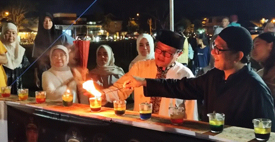 Suasana Pemasangan lampu botol menggunakan bahan minyak Nabati di sombari kota Gorontalo.(F:istimewa)