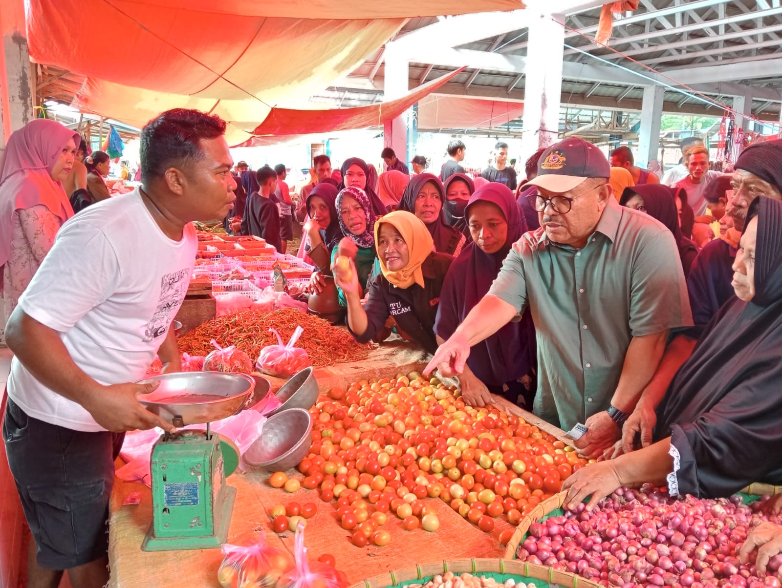 Bakal Calon Gubernur Gorontalo Tonny Uloli melakukan aksi borong di salah satu pasar Tradisional (F:Tim)