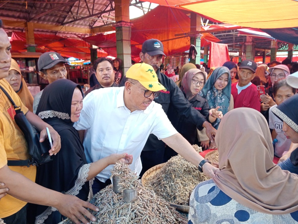 Tonny Uloli borong dagangan pedagang dan dibagikan ke masyarakat (F:Tim)