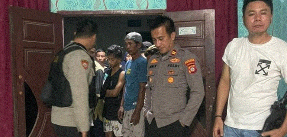 Situasi saat Polisi melakukan olah TKP di lokasi penikaman di Pohuwato, Gorontalo. (F:Ist)