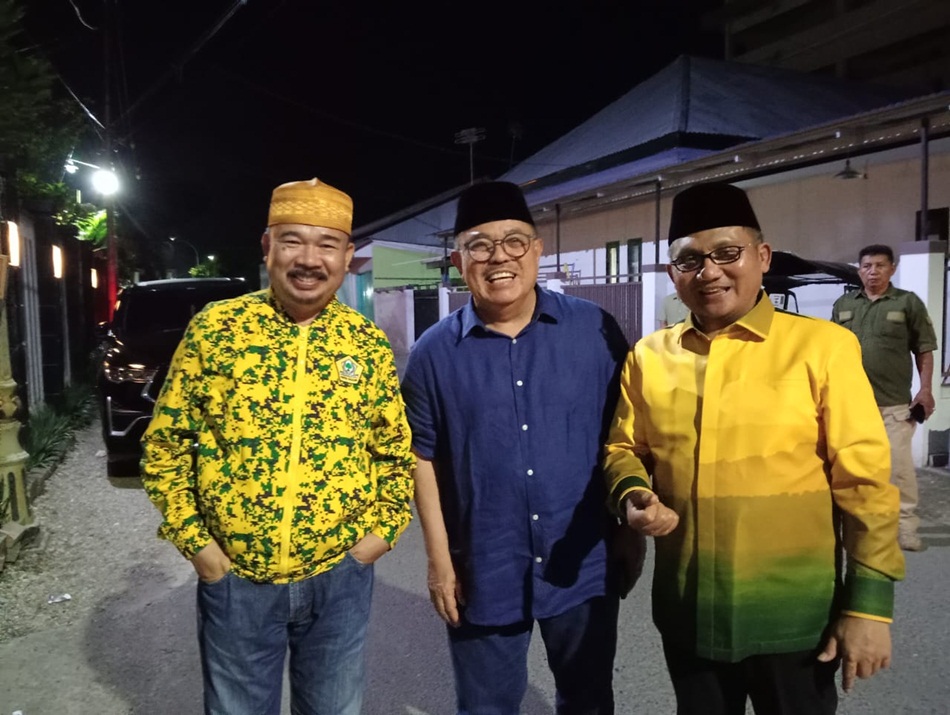 Bacagub Tonny Uloli dengan Walikota Marten Taha yang juga Bacagub Golkar dan Ketua Bapilu Thomas Mopili (F:dok Tim)