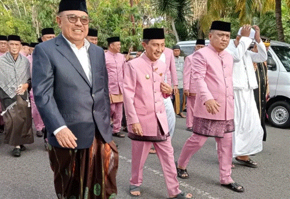 Momen kebersamaan Bacagub Tonny Uloli dengan Prof.Nelson Pomalingo saat sholat Idulfitri (F:istimewa)