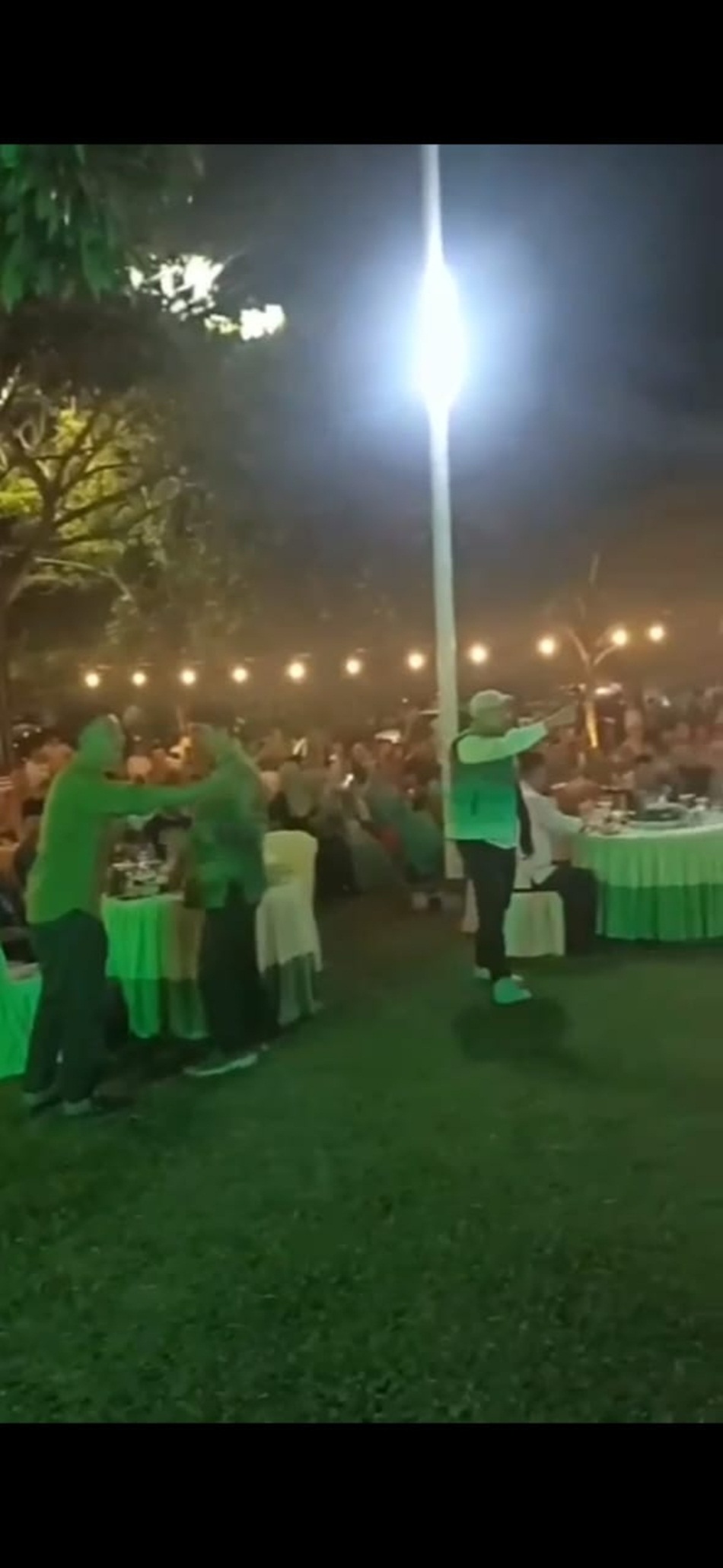 Suasana saat Kader Partai Golkar Hamzah Sidik saat protes dan meminta Fadel   Muhammad berhenti memberikan sambutan di acara halal bi halal Kahmi. (Foto :Tasya/zis).