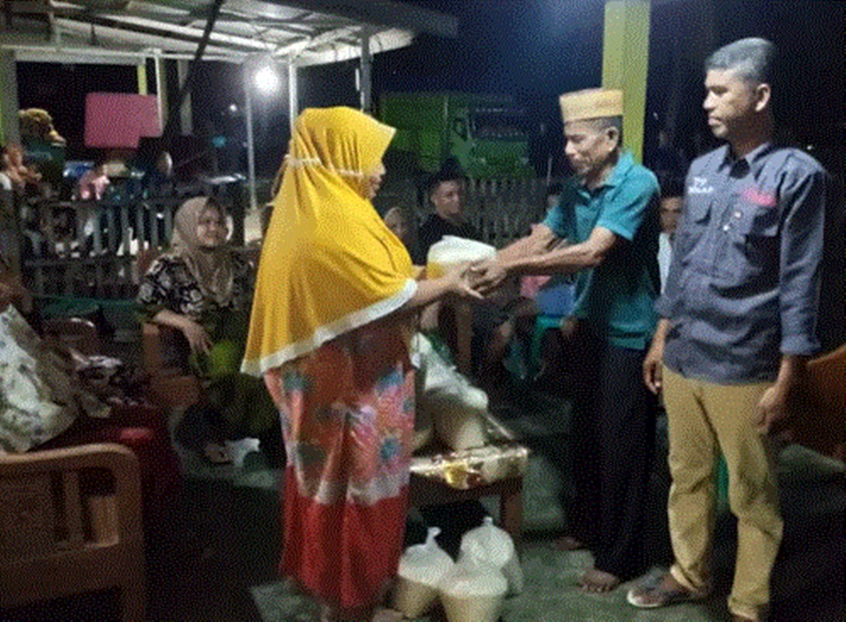 Tim relawan Tonny For Gubernur saat menyerahkan langsung bantuan ke rumah-rumah warga terdampak.(F:Istimewa)