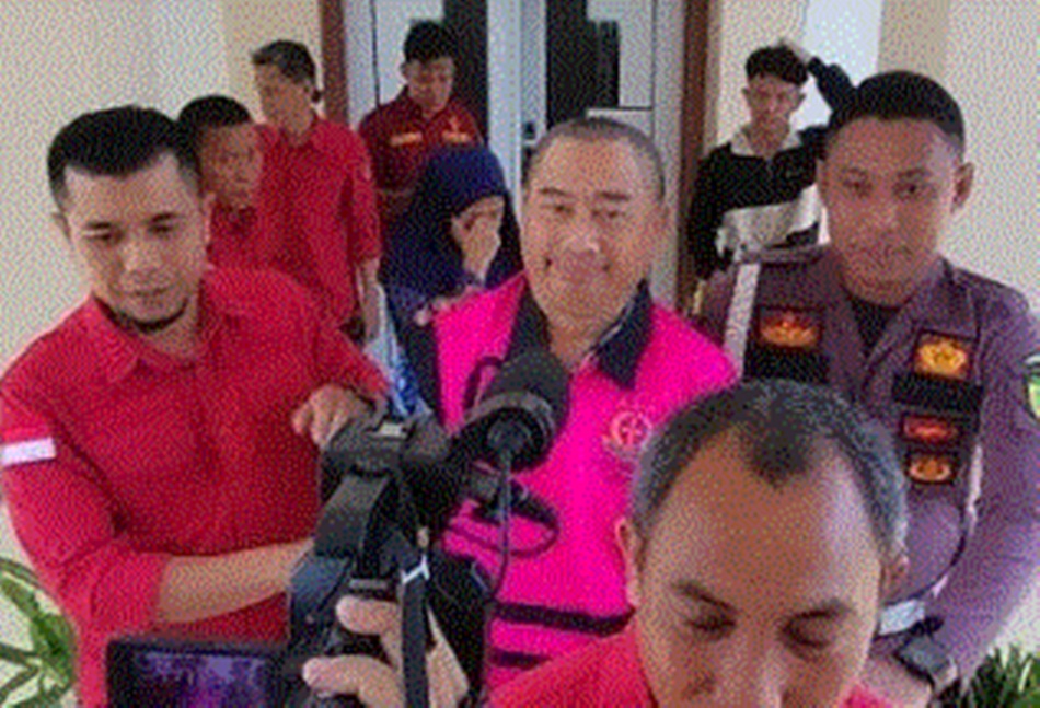Mantan Bupati Bone Bolango (Bonebol) dua periode bernisial HP resmi jadi tersangka dan ditahan Kejati Gorontalo.F:Istimewa)
