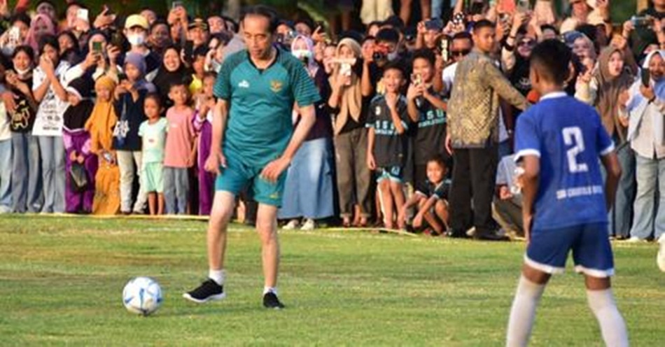 Presiden Jokowi bermain sepak bola bersama Tim U-12 Gorontalo di Lapangan Liluwo, Kecamatan Kota Tengah, Kota Gorontalo, Minggu (21/4/2024). (Foto : Andika)