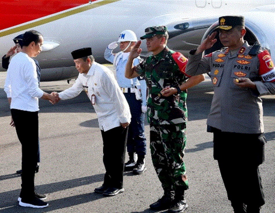 Presiden Joko Widodo tiba di Bandara Djalaluddin, Kabupaten Gorontalo, Provinsi   Gorontalo dengan Pesawat Kepresidenan Indonesia-1, mendarat sekitar pukul 15.50 WITA. (Ft: Rusman &ndash; Biro Pers Sekpres)