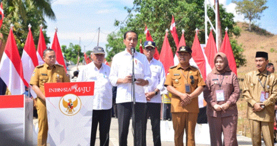 Presiden Joko Widodo saat memberikan sambutan pada peresmian  Jalan Daerah (IJD) di   Provinsi Gorontalo bertempat di Desa Polohungo, Kecamatan Dulupi, Kabupaten  Boalemo.(Foto &ndash; Alfred Diskominfotik
