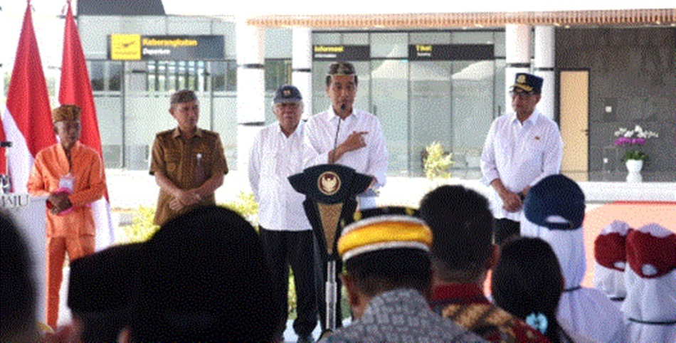 Presiden Jokowi saat meresmikan bandara Pohuwato didampingi Menteri Perhubungan   Bdi Karya Sumadi dan Bupati Pohuwato Saipul Mbuinga.(F:Istimewa)
