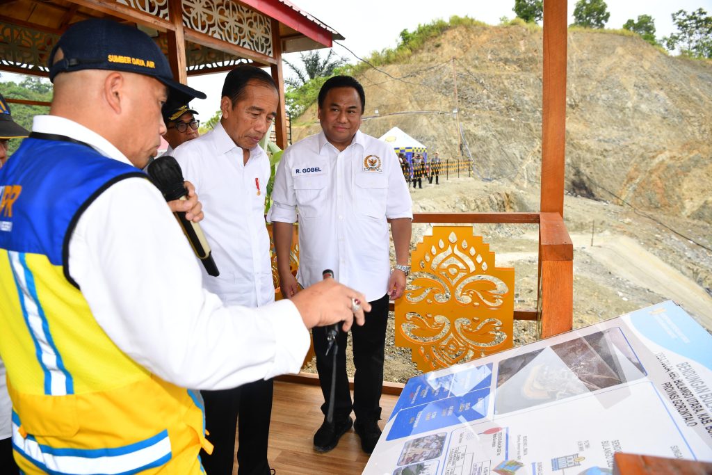 Jokowi melakukan peninjauan langsung ke proyek Bendungan Bulango Ulu di Kabupaten Bone Bolango, Provinsi Gorontalo.