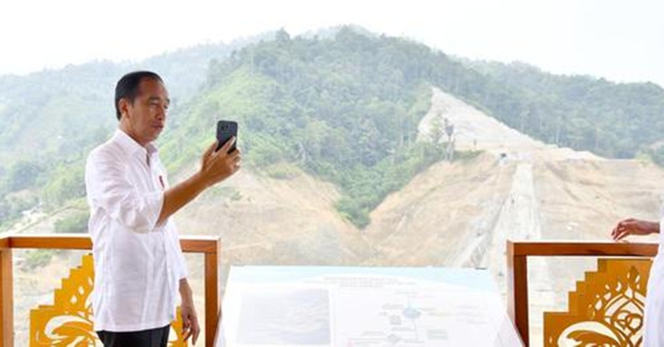 Presiden Jokowi  ngevlog foto saat berada di Bendungan Bulango Ulu (F:isitimewa)