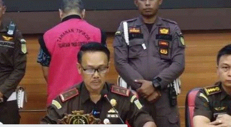 Kepala kejaksaan Tinggi Gorontalo, Purwanto Joko Irianto ketika menggelar konferensi pers saat penetapan dan penahanan Hamin, yang digelar di Aula Kejati Gorontalo.(F:istimewa)