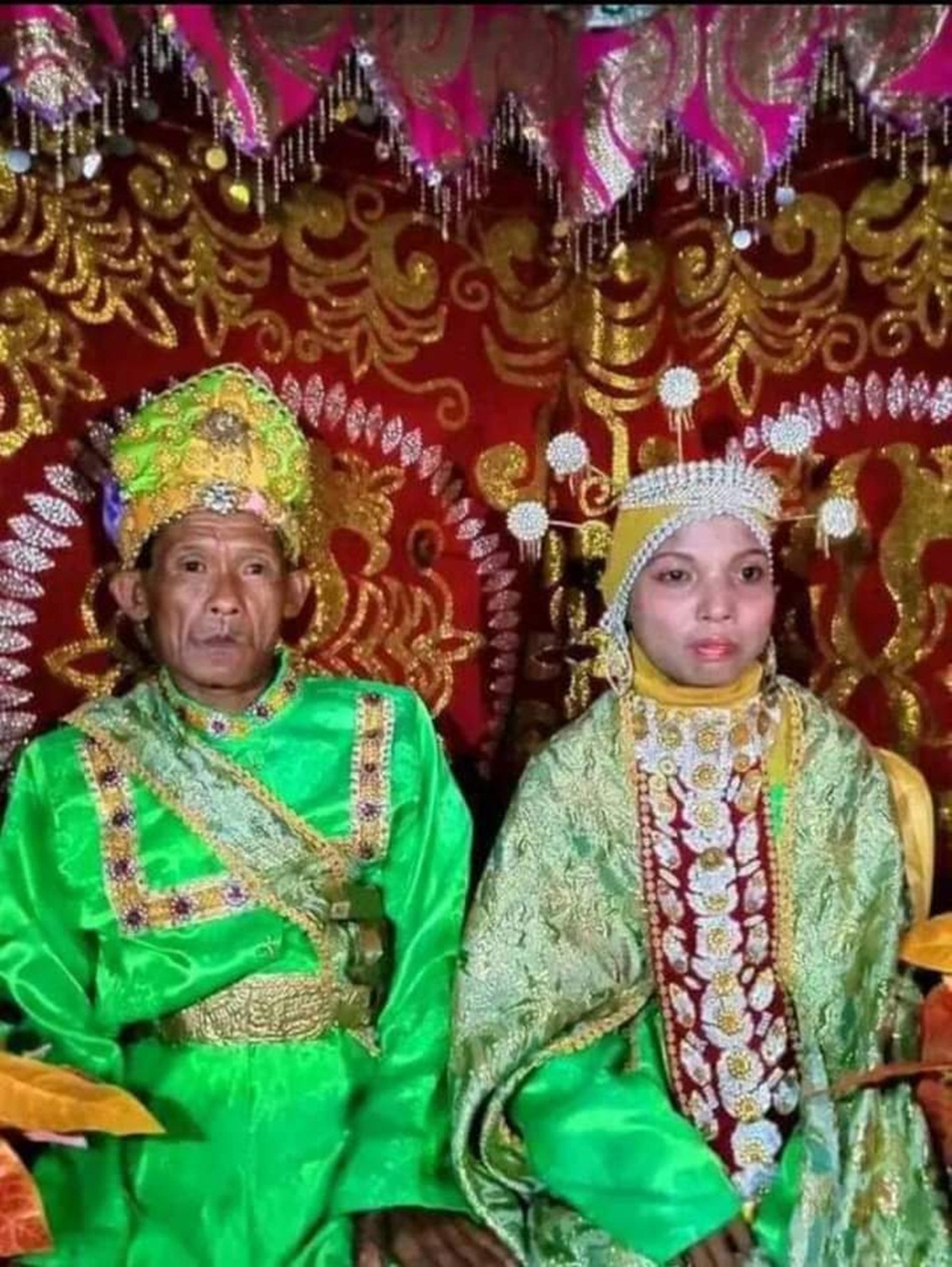 Pasangan  beda usia, Daeng Arjun (62) dan Yeyen Thaib (22) di Kecamatan Lemito, Kabupaten Pohuwato, Gorontalo.(f. Istimewa)
