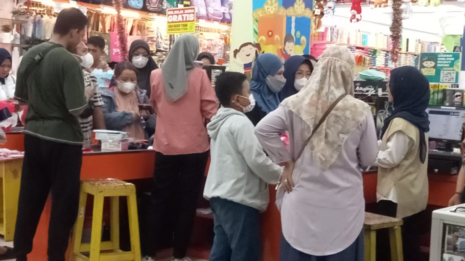 masyarakat padati beberpa Swalayan dan Supermarket di Gorontalo guna   membeli dan memborong masker dampak abu vulkanik erupsi Gunung Ruang (F:BMKG)