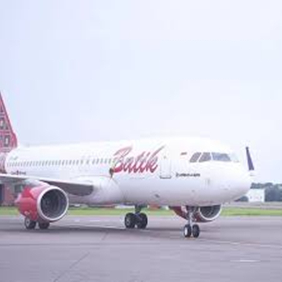 pesawatBatik aiir mendarat perdana di Bandara Djalaludin Gorontalo.(F:ist)