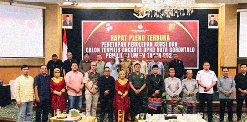 Foto bersama Komisioner KPU Kota Gorontalo dengan Bawaslu, Pemerintah serta   perwakilan Partai Politik usai rapat pleno penetapan perolehan kursi dan caleg DPRD  Kota Gorontalo (F:istimewa)