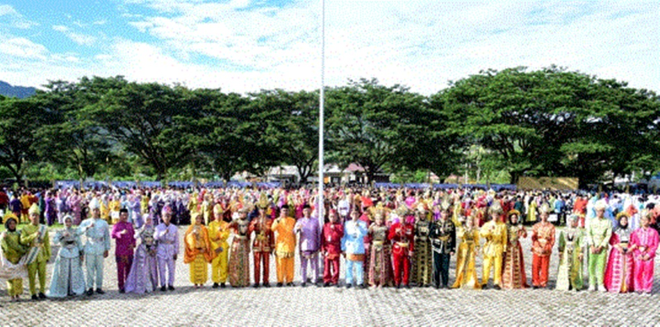 Foto bersama peserta yang mengenakan pakaian adat dengan Sekdaprov Gorontalo, Sofian Ibrahim, usai upacara peringatan Hardiknas di lapangan Museum Purbakala, Kota Gorontalo (Foto : Haris)