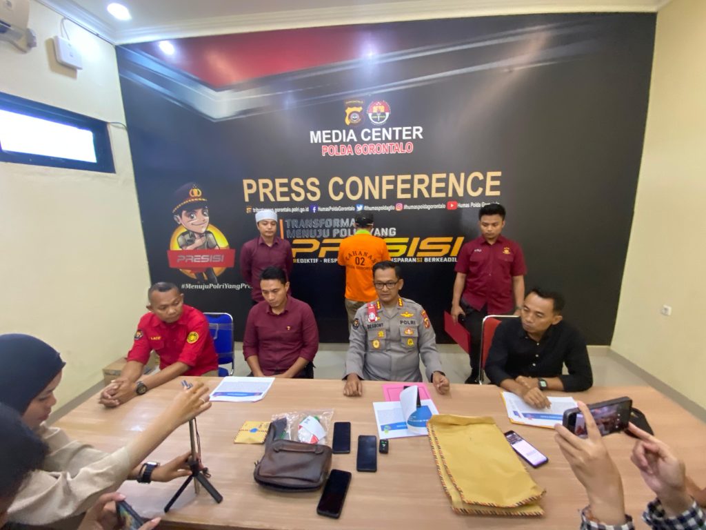 =Polda Gorontalo Amankan Oknum Camat di Kabupaten  Pohuwato. (F:Hms-Pol)
