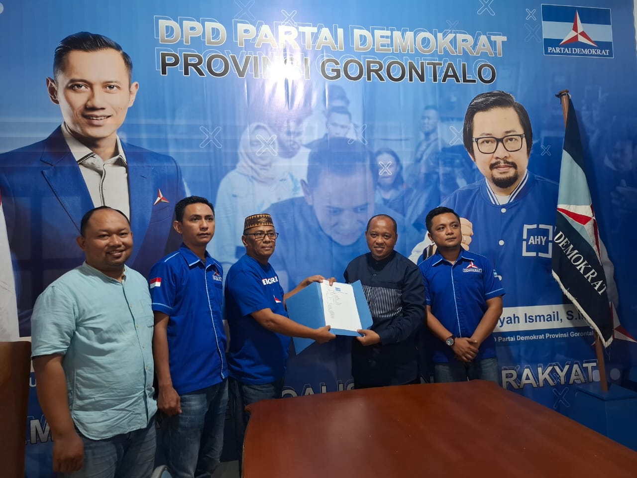 Cagub Tonny Uloli yang diwakili Tim saat mengambil Formulir pendaftaran Cagub di   Partai Nasdem, PAN dan Demokrat  . (F:Tim )