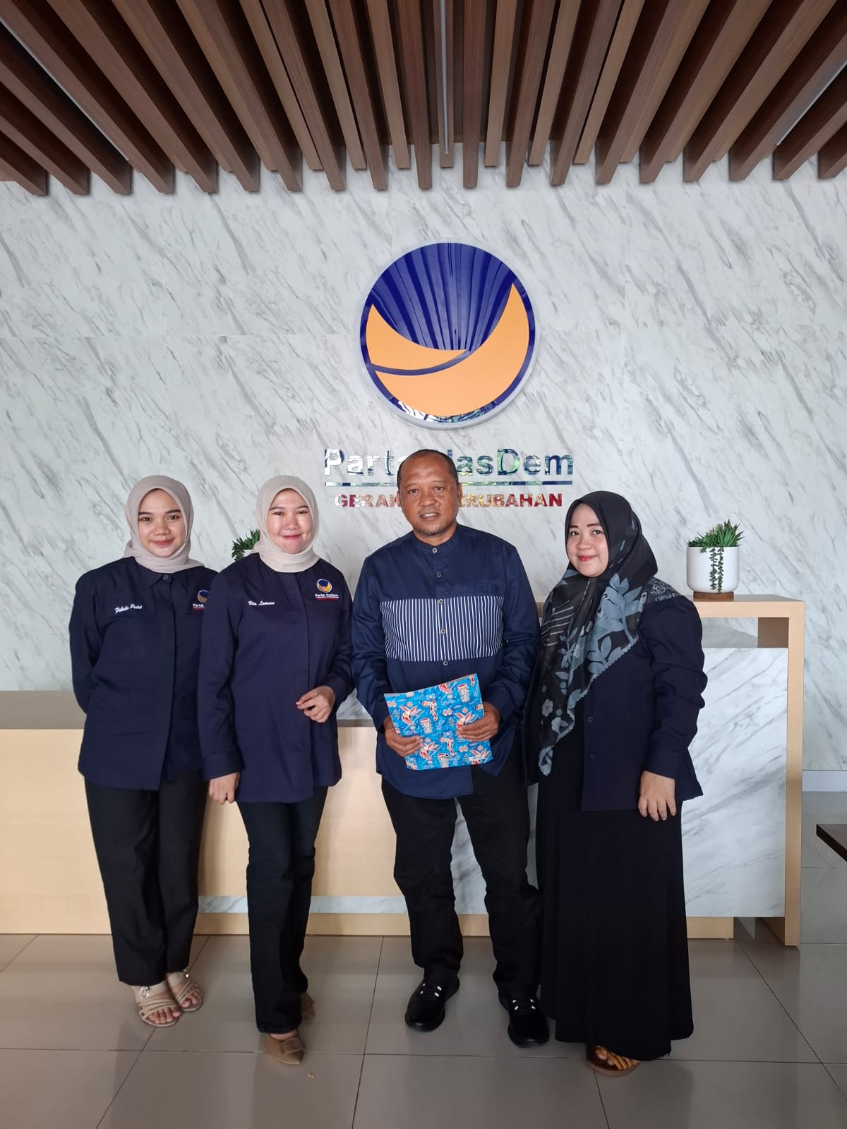 Tim Tonny Uloli saat mengambil formulir pendaftaran di DPW Nasdem Gorontalo (F:Tim)