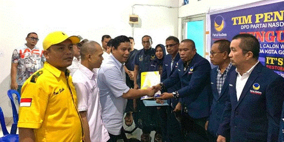 Calon Walikota Iskandar Chiko Uno menyerahkan Berkas Pendaftaran di Partai NasDem Kota Gorontalo.(F:ist)