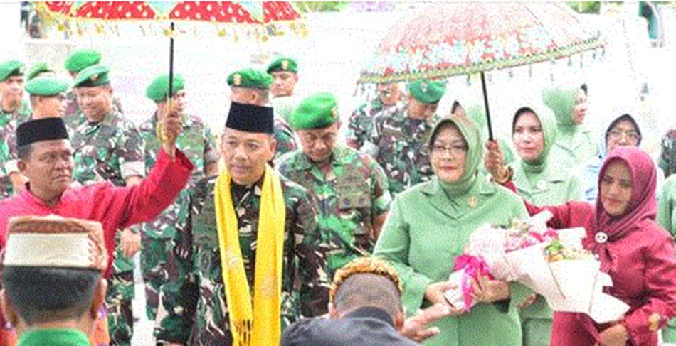 Suasana penyambutan  secara adat Mopotilolo Komandan Resort Militer (Danrem) 133   Nani Wartabone yang baru Brigjen TNI Hari Pahlawantoro bersama istri (Foto:   Diskominfotik)