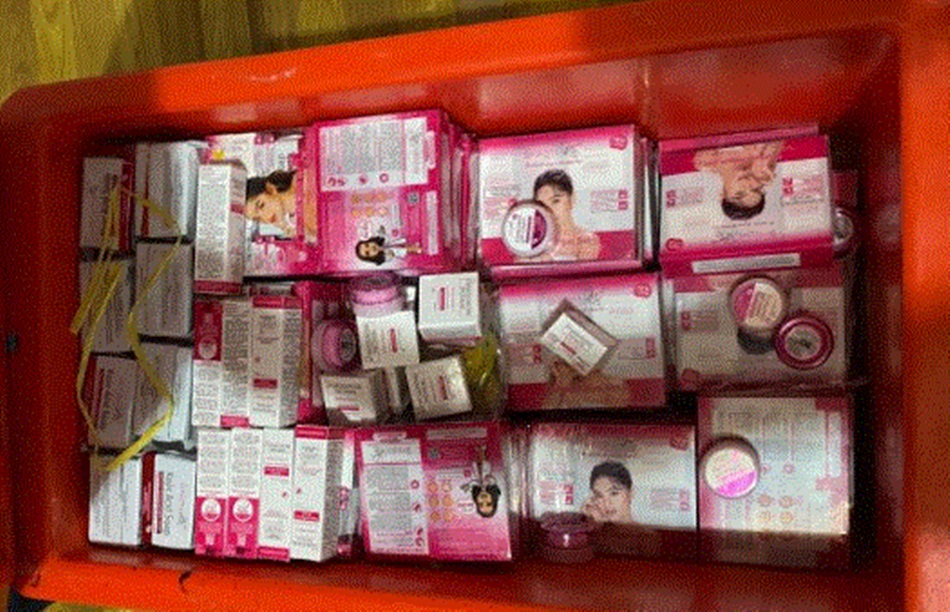 satu kotak (cool box) yang mencurigakan dan begitu dibuka isinya   adalah 116 paket briliant yang merupakan kosmetik ilegal tanpa ijin edar saat diamankan Polisi (FHms-pol)
