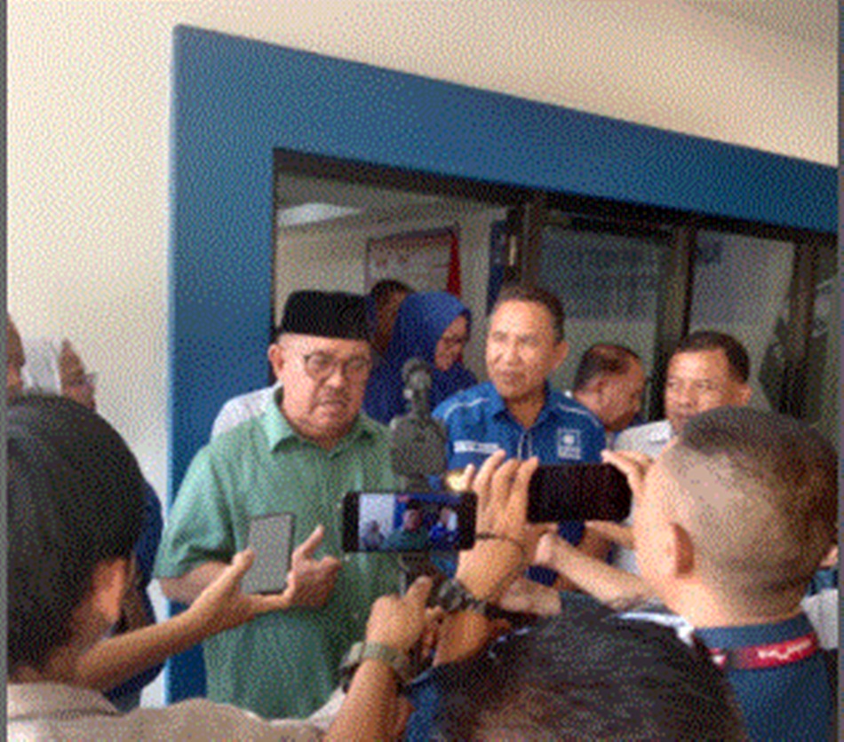 Bakal Calon Gubernur Gorontalo, Tonny saat daftar di DPW PAN Provinsi Gorontalo.(F:GPD)