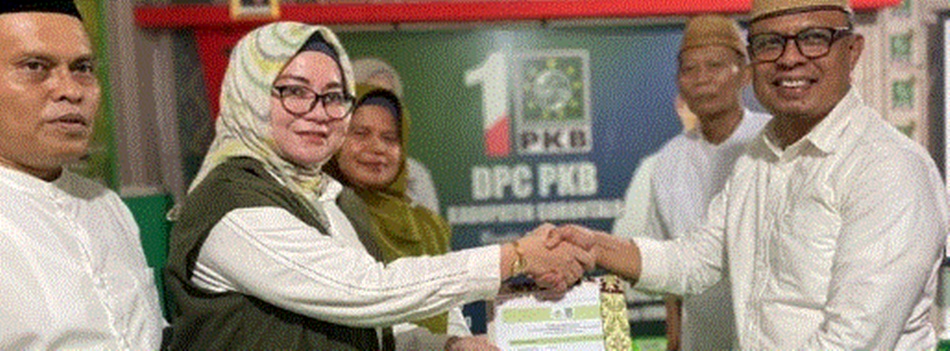 Roni Sampir bersama ketua DPC PKB, Ade Sera Rahim saat menyerahkan berkas pendaftaran, (foto :ist)