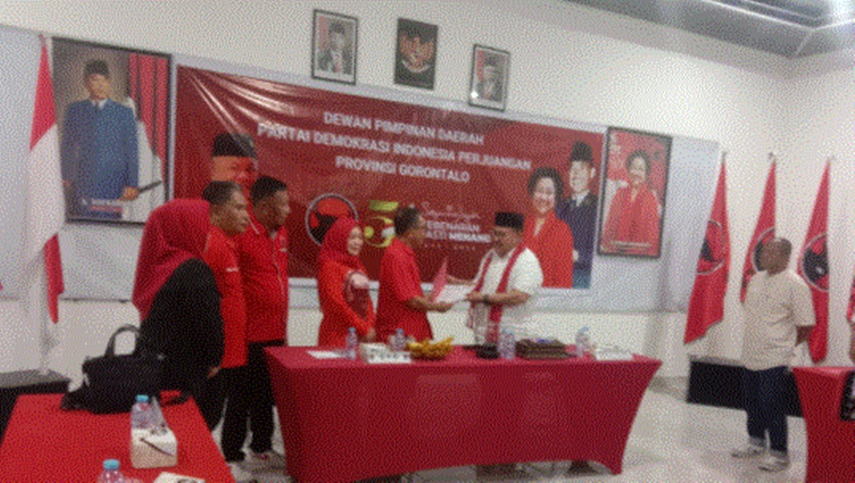 Calon Gubernur Tonny Uloli saat mendaftar sebagai bakal calon Gubernur di Sekretariat  DPD PDIP Provinsi Gorontalo. (F:ist).
