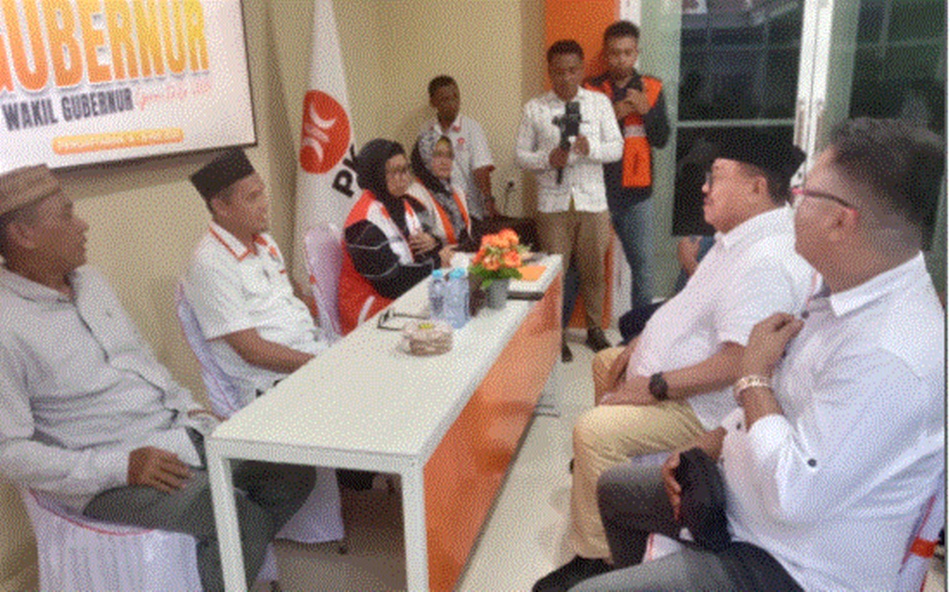 Bacagub Tonny Uloli saat mendaftar di  Sekretariat DPW PKS yang diterima Ketua Adnan Entengo dan pengurus lainnya. (F:Ist)