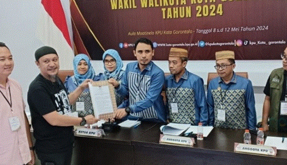 Tim RAMAH saat menyerahkan berkas bakal calon Walikota dan wakil Walikota   Gorontalo non partai ke KPU Kota Gorontalo (F:istimewa)