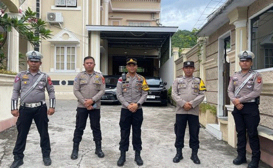 Polisi Gorontalo melakukan pengamanan gereja saat peringatan kenaikan Isa Almasih (F:hms-pol)
