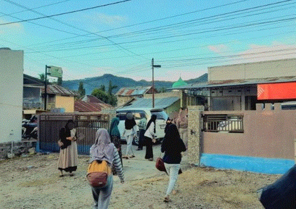 Para siswa SMA Wirakbhakti saat kabur dari sekolah. (FIst)