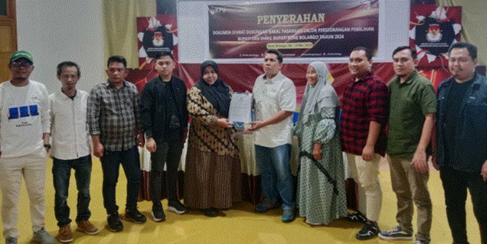 Ketua KPU Bone Bolango Sutenty Lamuhu menyerahkan berkas tanda terima   penyerahan dukungan KTP Bapaslon Amran - Irwan.(F:Humas).