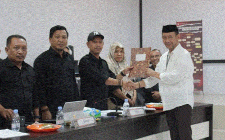 Bakal calon Kepala Daerah Salahudin Pakaya saat menyerahkan syarat dukungan ke KPU Pohuwato.(F:Istimewa).