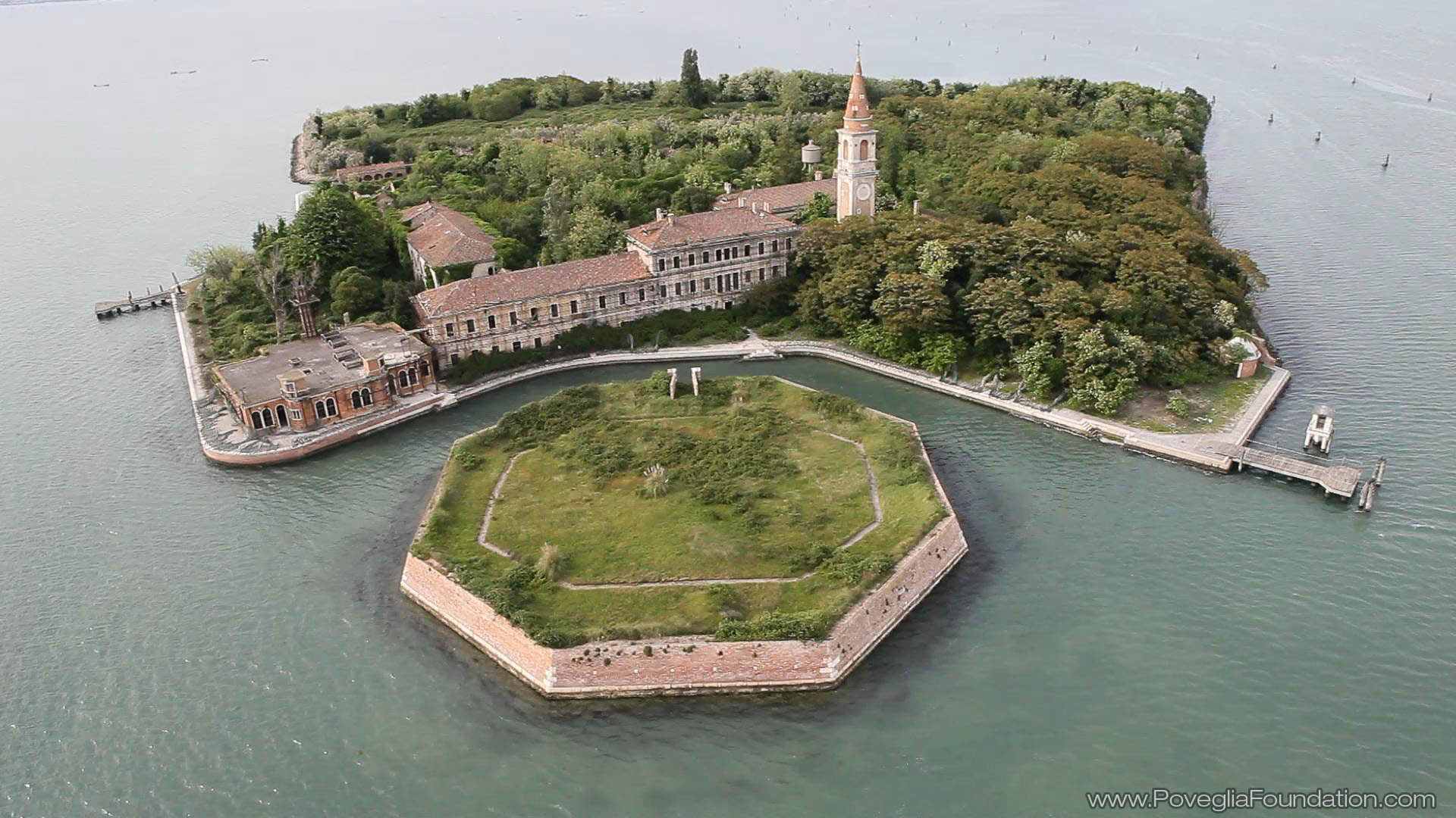 Pulau Poveglia; gambar dari i.imgur.com