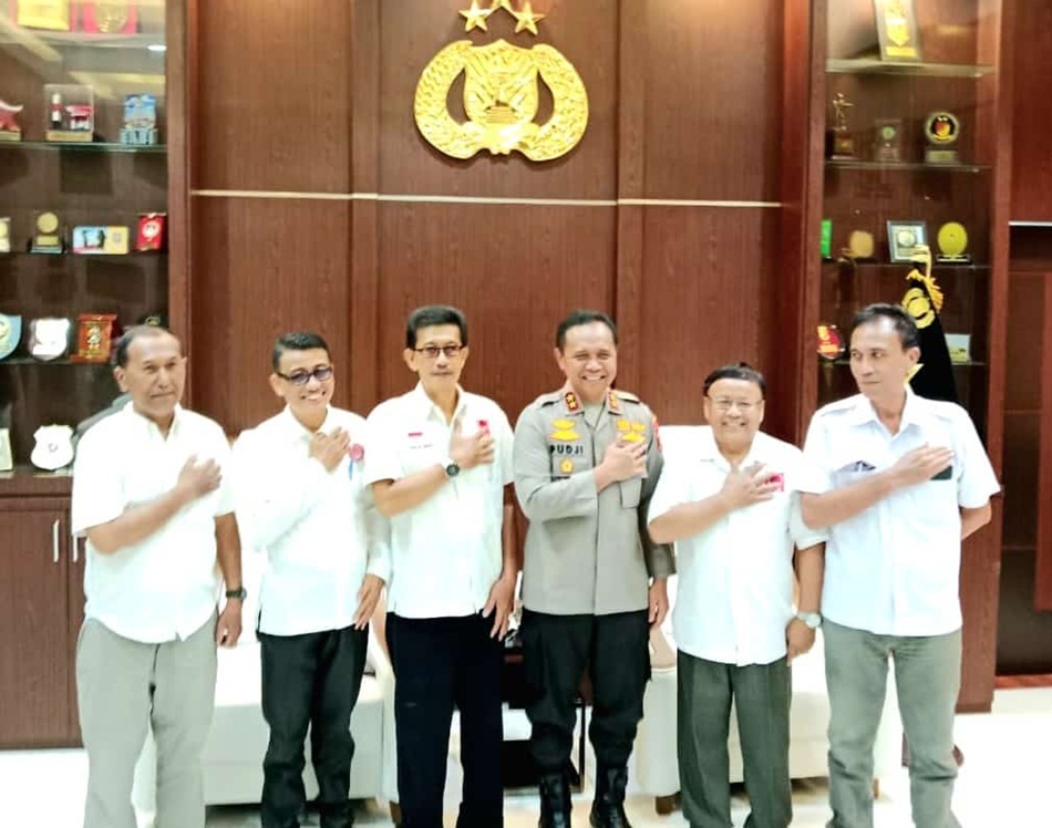 Kapolda Gorontalo Irjen  Pol. Drs. Pudji Prasetijanto Hadi, MH. bersama jajaran pengurus Projo Gorontalo.(F:istimewa)