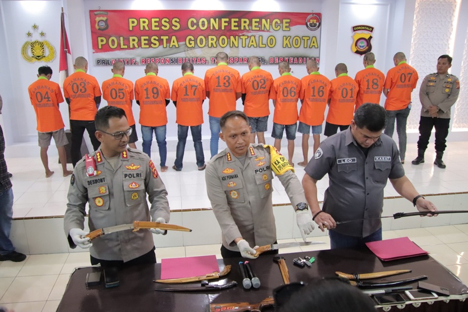 Kapolresta   Gorontalo Kota Kombespol Dr. Ade Permana,didampingi Kabid Humas Kombespol Desmont Harjendro, SIK dan Kasat   Reskrim Kompol Leonardo Widharta, SIK.saat Press Realase (F:hms-pol)