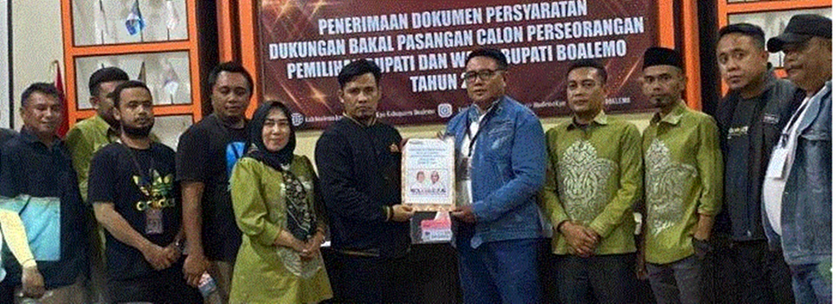 Penyerahan berita acara diterimanya dokumen persyaratan bakal calon bupati dan wakil   bupati Boalemo dari jalur independen oleh KPU Boalemo ke pasangan bapaslon Pilkada 2024. (F:humas)