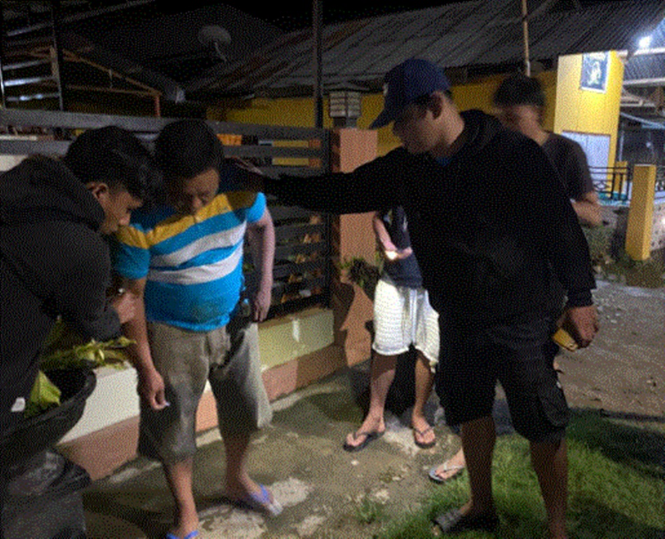 Seorang pria hendak konsumsi Sabu saat diamankan Sat Narkoba Polres Boalemo.  Foto :Hms-pol)