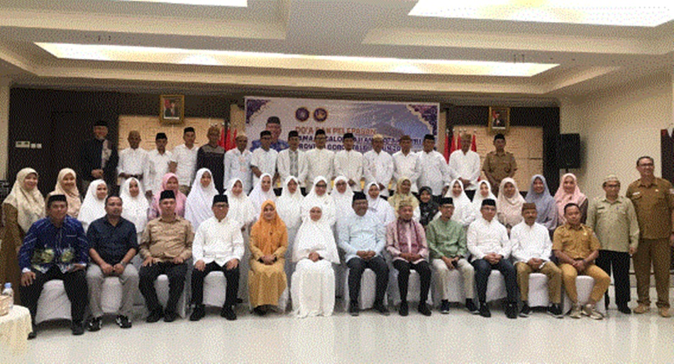 Foto bersama Plh Gubernur Gorontalo Sofian Ibrahim bersama jemaah calon haji yang   juga adalah anggota Korpri Provinsi Gorontalo tahun 2024. (Foto &ndash; Intan)