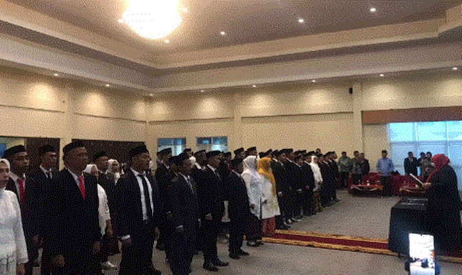 Ketua KPU Bone Bolango Sutenti Lamuhu saat melantik 90 Anggota Panitia Pemilihan Kecamatan (PPK) untuk pemilihan kepala daerah (Pilkada) 2024.(F:istimewa)